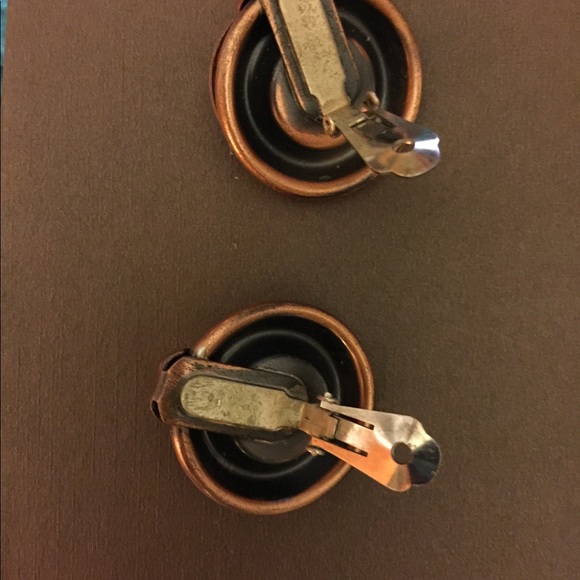 A pair of Matisse earrings clip on - Picture 4 of 4